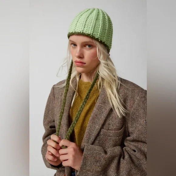 Urban Outfitters Luna Chunky Charm Beanie NWT - Ivory Luna + Luca Pom Beanie - White main image 4